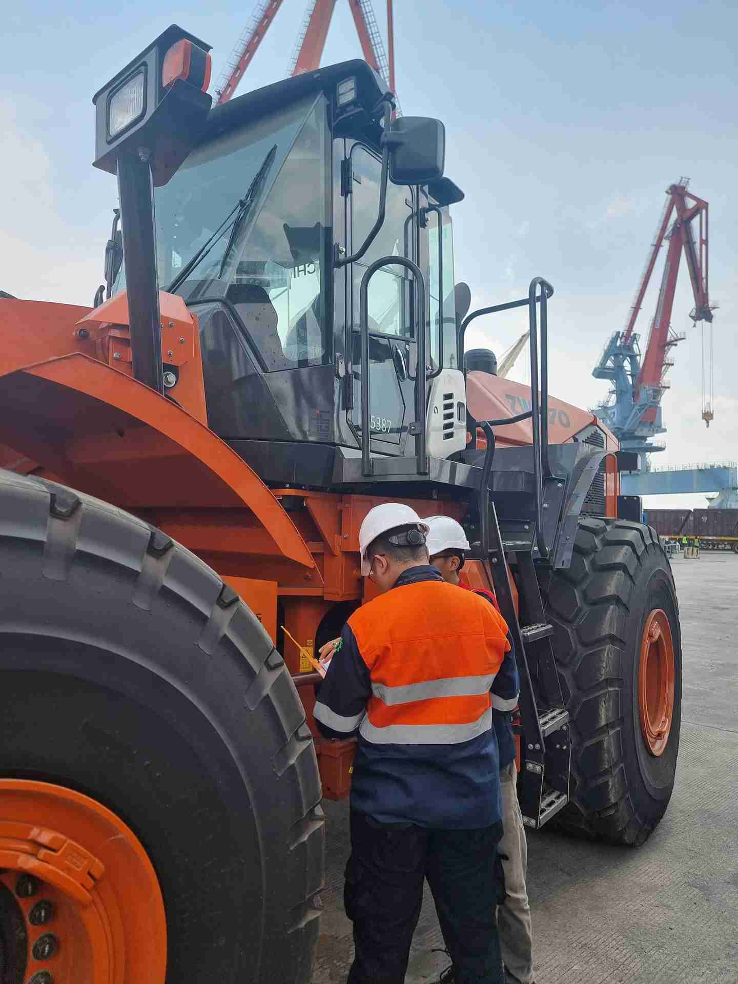Riksa Uji Wheel Loader Gallery Riksa Uji Van Oord - 4